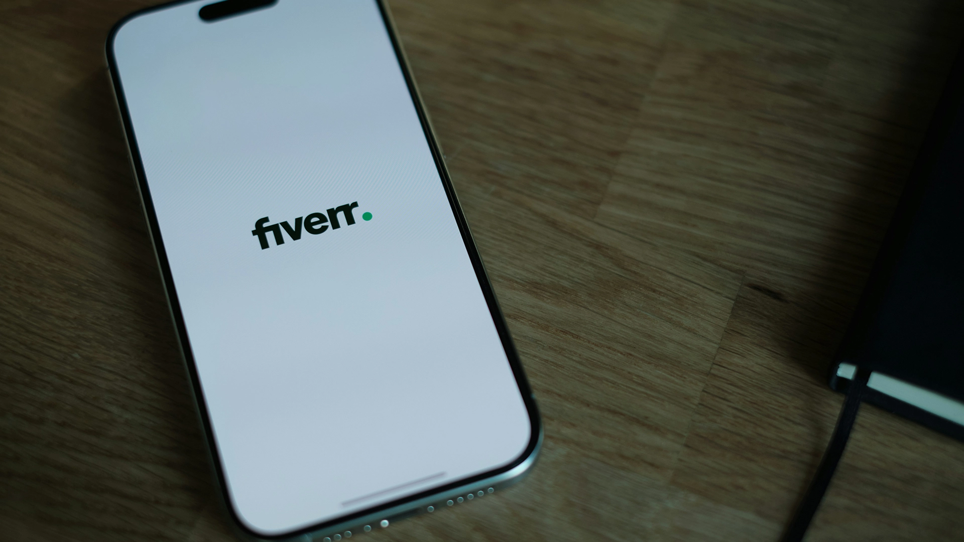 Fiverr מעבירה את מבנה העסק לAI ומפטרת 30% מהעובדים